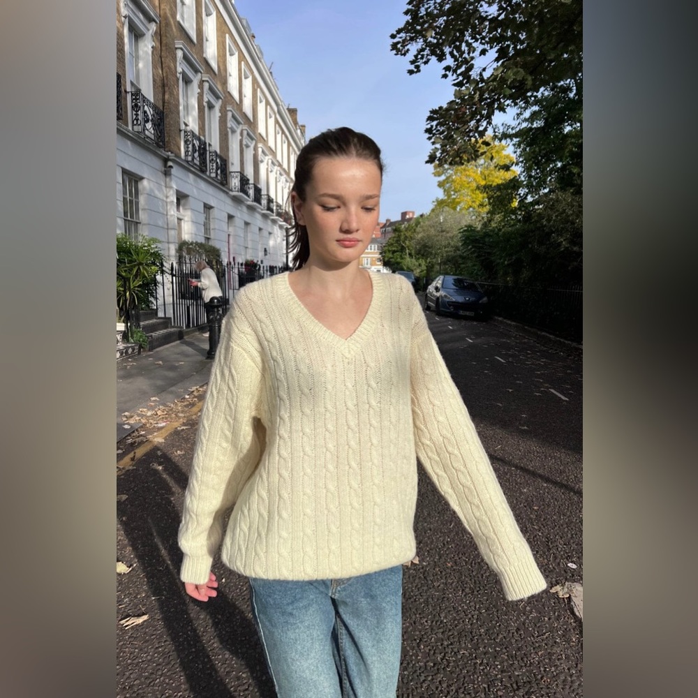 Brandy Melville Nikki Heavy Wool Cable Knit
Sweater